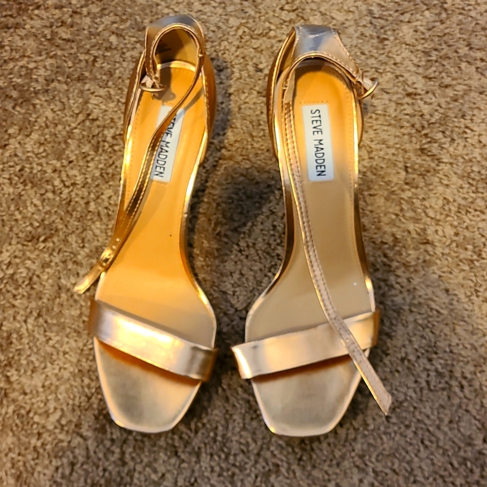 NWT Steve Madden Rose gold heels size 8. Never worn